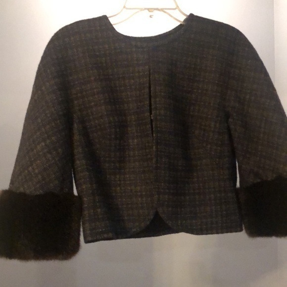 Trina Turk size 6 tweed jacket‎ Hook & eye closure’s faux fur cuff - Picture 1 of 7